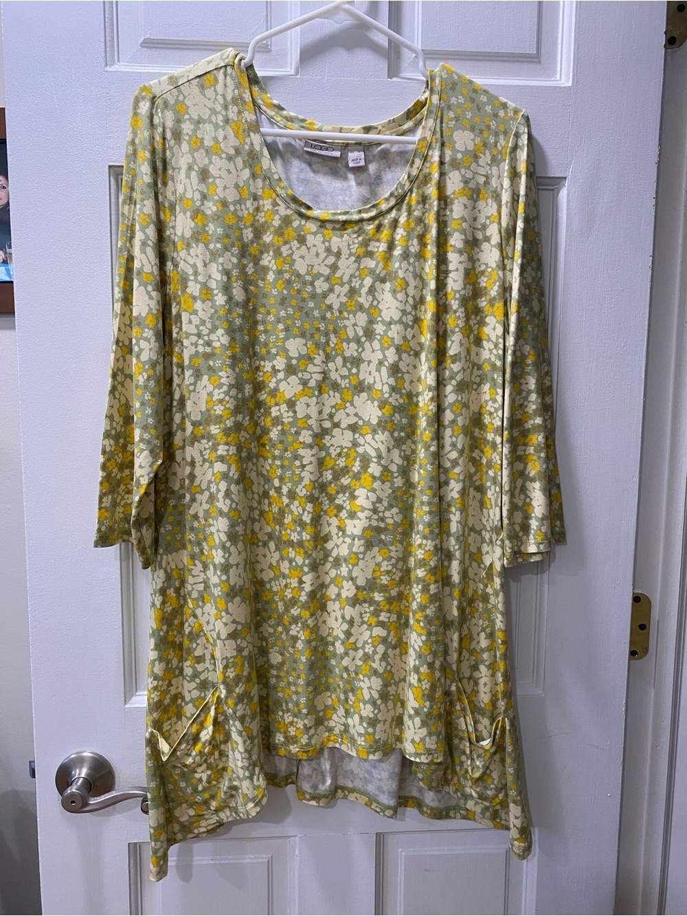 Women’s Floral Scoop-Neck Tunic top. Size XL, by Lori Goldstein.